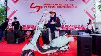 20250804-Kurninarti-warga-Bangka-Barat-raih-sepeda-motor-dalam-Jalan-Sehat-PT-Timah-Tbk.jpg