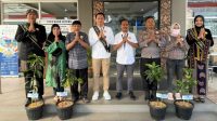 Bank Jateng Cabang Jepara membagikan puluhan bibit buah kepada nasabah