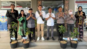 Bank Jateng Cabang Jepara membagikan puluhan bibit buah kepada nasabah