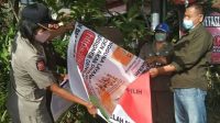 balipostcom_satpol-pp-berangus-reklame-tanpa-izin_01.jpg