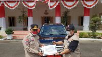 gubernur-sumbar-mahyeldi-ansharullah-saat-menyerahkan-mobil-tkvu.jpg