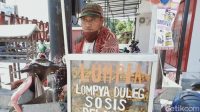 pedagang-lumpia-difabel-asal-klaten-tetap-semangat-cari-rejeki-di-masa-pandemi-covid-19-1_169.jpeg