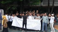 siswa-menangis-dukung-guru-keras.jpg