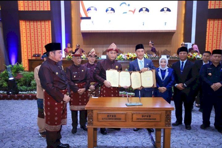 Dalam Paripurna Istimewa DPRD kota Lubuklinggau Gubernur Sumsel Berikan Arahan Tegas Kepada Seluruh Jajaran Di wilayahnya Lubuk Linggau - ForumKota.id | Gubernur Sumatera Selatan Herman Deru mendorong seluruh kepala daerah di wilayahnya untuk tetap tangguh,kreatif dan inovatif dalam mengelola keuangan daerah di tengah tekanan fisikal nasional yang semakin berat. Hal tersebut disampaikannya saat menghadiri Rapat Paripurna DPRD Kota Lubuklinggau dalam rangka Hari Jadi ke-24 Kota Lubuklinggau. Menurut Herman Deru, pemotongan Transfer ke Daerah (TKD) yang terjadi saat ini bukan hanya dialami oleh Kota Lubuklinggau, tetapi juga oleh hampir seluruh pemerintah daerah di Indonesia. Ia menilai, kondisi ini merupakan ujian bagi para kepala daerah untuk lebih efisien tanpa menghentikan pembangunan. “Biar kita berhemat, tapi jangan sampai pembangunan masyarakat ikut dihemat. Pemerintah boleh efisien, tapi jangan berhenti membangun,” tegasnya. Herman Deru menekankan bahwa momentum hari jadi daerah seharusnya dimaknai sebagai refleksi dan titik evaluasi, bukan sekadar perayaan tahunan. “Kita harus memetakan apa yang telah dilakukan dan apa yang harus dikerjakan di masa depan. Jadikan ulang tahun kota ini sebagai titik awal perubahan,” ujarnya. Ia juga mengingatkan pentingnya kolaborasi lintas sektor dan antar instansi dalam membangun daerah, terutama di masa penuh tantangan seperti saat ini. “Pemerintahan sekarang harus kolaboratif. Gotong royong dan kekompakan adalah kunci menghadapi masa sulit,” katanya. Herman Deru memastikan, Pemerintah Provinsi Sumsel dan pemerintah pusat akan terus mendukung pembangunan di Kota Lubuklinggau maupun daerah lain di Sumsel. “Kami tidak akan tinggal diam melihat geliat pembangunan di daerah. Kami akan terus memberikan perhatian dan dukungan,” tegasnya. Sementara itu, Wali Kota Lubuklinggau Rachmat Hidayat dalam kesempatan yang sama menegaskan komitmennya menjaga stabilitas ekonomi, menekan laju inflasi, dan meningkatkan kesejahteraan masyarakat. “Tantangan terbesar kami saat ini adalah mengendalikan inflasi agar pertumbuhan ekonomi tetap stabil,” jelasnya. Ia juga menyampaikan bahwa Pemkot Lubuklinggau berhasil mempertahankan predikat Wajar Tanpa Pengecualian (WTP) selama 14 tahun berturut-turut, yang menurutnya merupakan hasil kerja keras seluruh elemen pemerintah dan masyarakat.  “Kami bangga atas dedikasi para pemimpin terdahulu. Tanpa pondasi mereka, capaian ini tidak akan terwujud,” ungkapnya. Melalui program unggulan “Linggau Juara”, Pemkot berkomitmen terus memperkuat pelayanan publik di sektor kesehatan, infrastruktur, dan kesejahteraan masyarakat. “Kami ingin Lubuklinggau menjadi kota juara di semua bidang,” tegasnya. Sementara itu, Ketua DPRD Kota Lubuklinggau Yulian Efendi turut mengapresiasi kehadiran Gubernur Herman Deru dalam rapat paripurna tersebut. “Kehadiran beliau memberi motivasi bagi kami untuk terus bersinergi membangun daerah demi kesejahteraan masyarakat,” tutupnya. Pewarta : »Rizki Amanda«