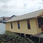 Rumah warga patah tiang pondasi, Desa Landan Palmatak.